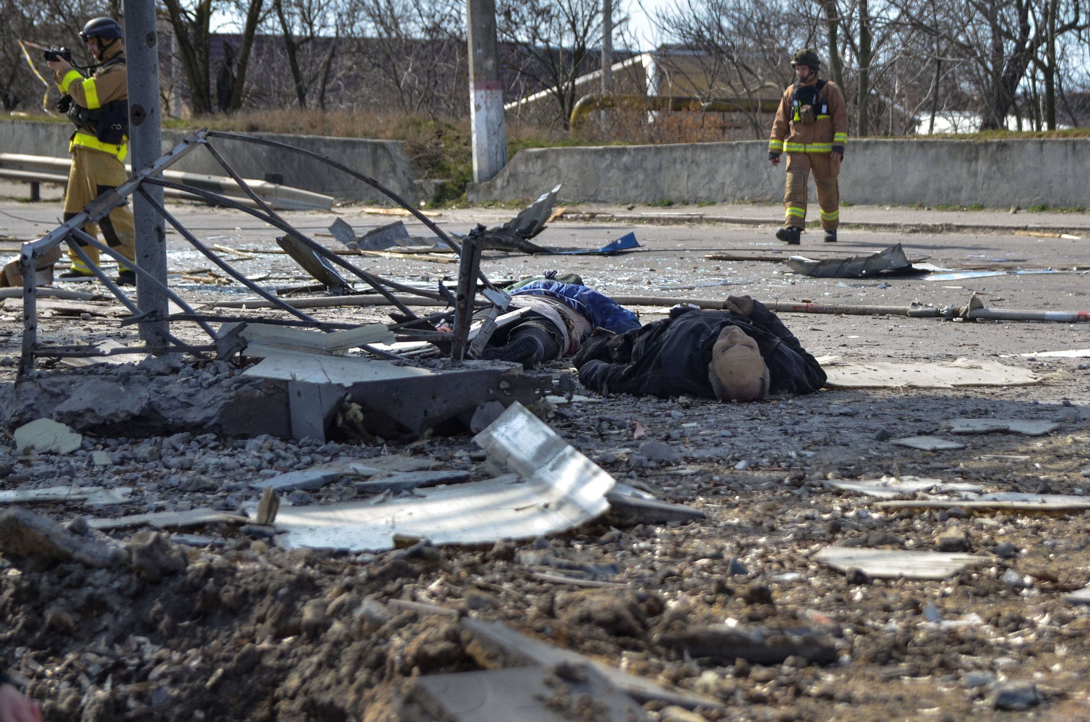 En el sur de Ucrania, al menos tres personas murieron y dos resultaron heridas en un bombardeo ruso en Kherson. (REUTERS)