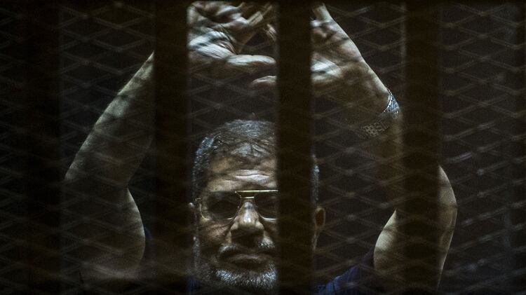 Mohamed Mursi, durante una audiencia (AFP/Archivo)