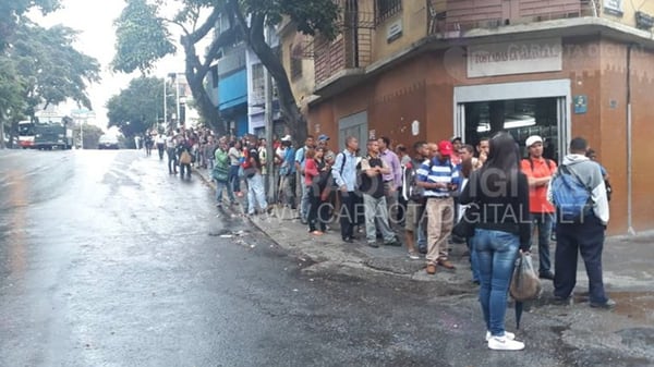 Mucha gente en las paradas de buses en Caracas (@amg9847)