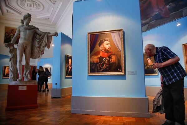 Messi ocupa una de las columnas de la galería de arte (AP Photo/Dmitri Lovetsky)