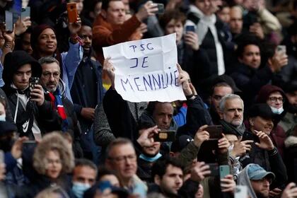 "PSG: me aburro". Uno de los reclamos de los fanáticos en el Parque de los Príncipes. Foto: REUTERS/Benoit Tessier