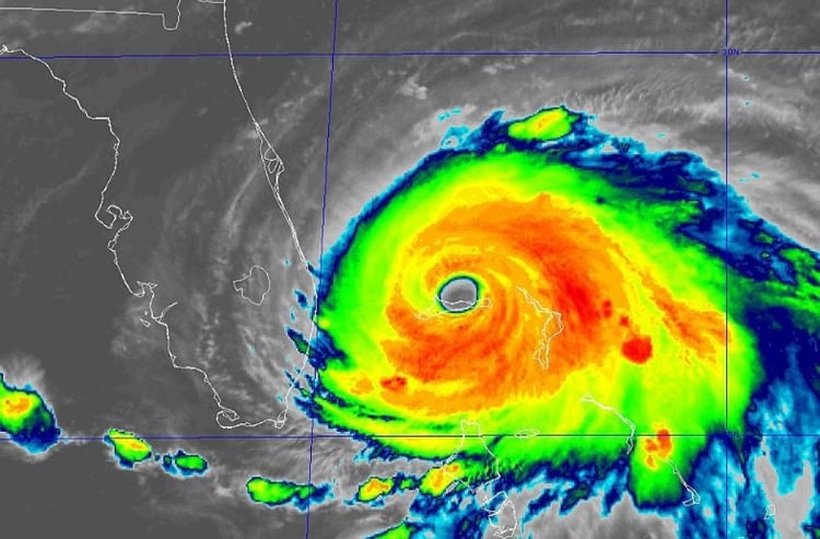 Los extremos laterales de Dorian ya se encuentran sobre la penÃ­nsula de Florida (Foto: Twitter National Hurricane Center)