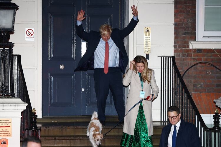 Boris Johnson celebra el resultado al salir del cuartel general del partido Conservador (REUTERS/Hannah McKay)