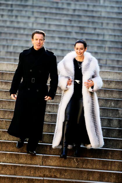 Ewan McGregor y Rebecca Daya compartieron un día de rodaje en el Central Park de Nueva York. Los actores tuvieron una escena de acción que incluyó tiros para la miniserie "Halston", de Netflix. Se trata de un drama de Ryan Murphy que revela el ascenso y la caída del primer diseñador de moda de Estados Unidos en alcanzar la fama
