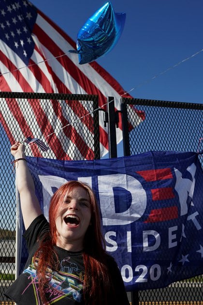 Una seguidora del candidato demócrata Joe Biden flamea una bandera en Wilmington, Delaware, Estados Unidos.  REUTERS/Kevin Lamarque