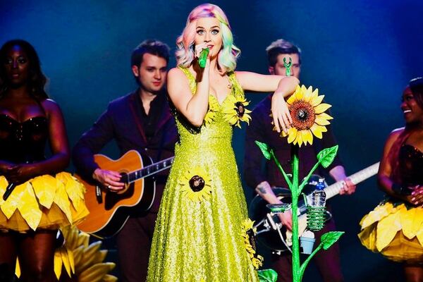 El vestido de la discordia, sumado a los girasoles en el escenario, fueron el detonante para que Katy Perry no pudiese presentarse en suelo chino