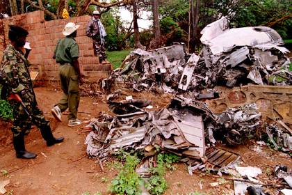 Soldados del Frente Patriótico inspeccionan los restos del avión que trasladaba a Juvénal Habyarimana el 6 de abril de 1994 (Reuters)