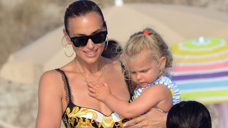 La modelo rusa disfrutando de unas vacaciones con su hija en Ibiza, España (The Grosby Group)