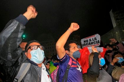 Manifestantes gritan consignas a favor y en contra de la vacancia del presidente de Perú Martín Vizcarra hoy en la Plaza San Martín de la ciudad de Lima (Perú). EFE/Str
