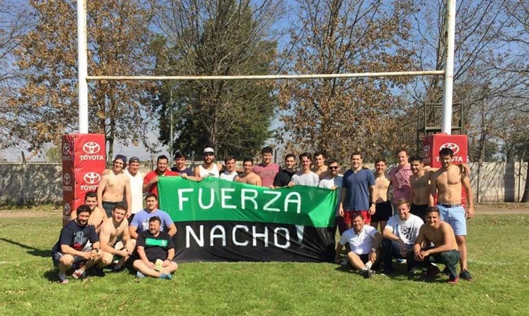 Decenas de clubes del país mostraron banderas con la leyenda “Fuerza Nacho”