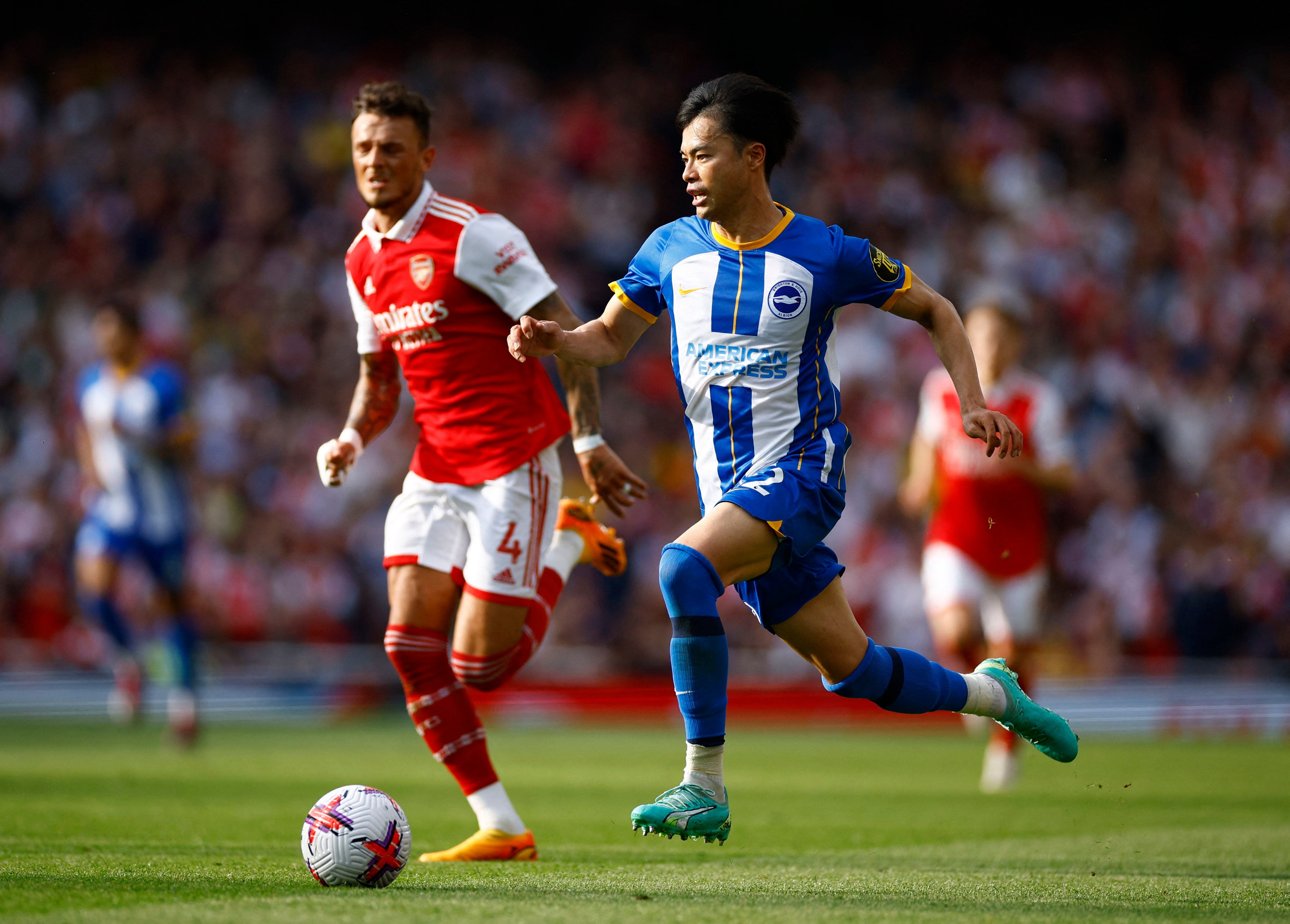 Karou Mitoma jugando con el Brighton contra el Arsenal en la Premier League (Reuters/John Sibley). 