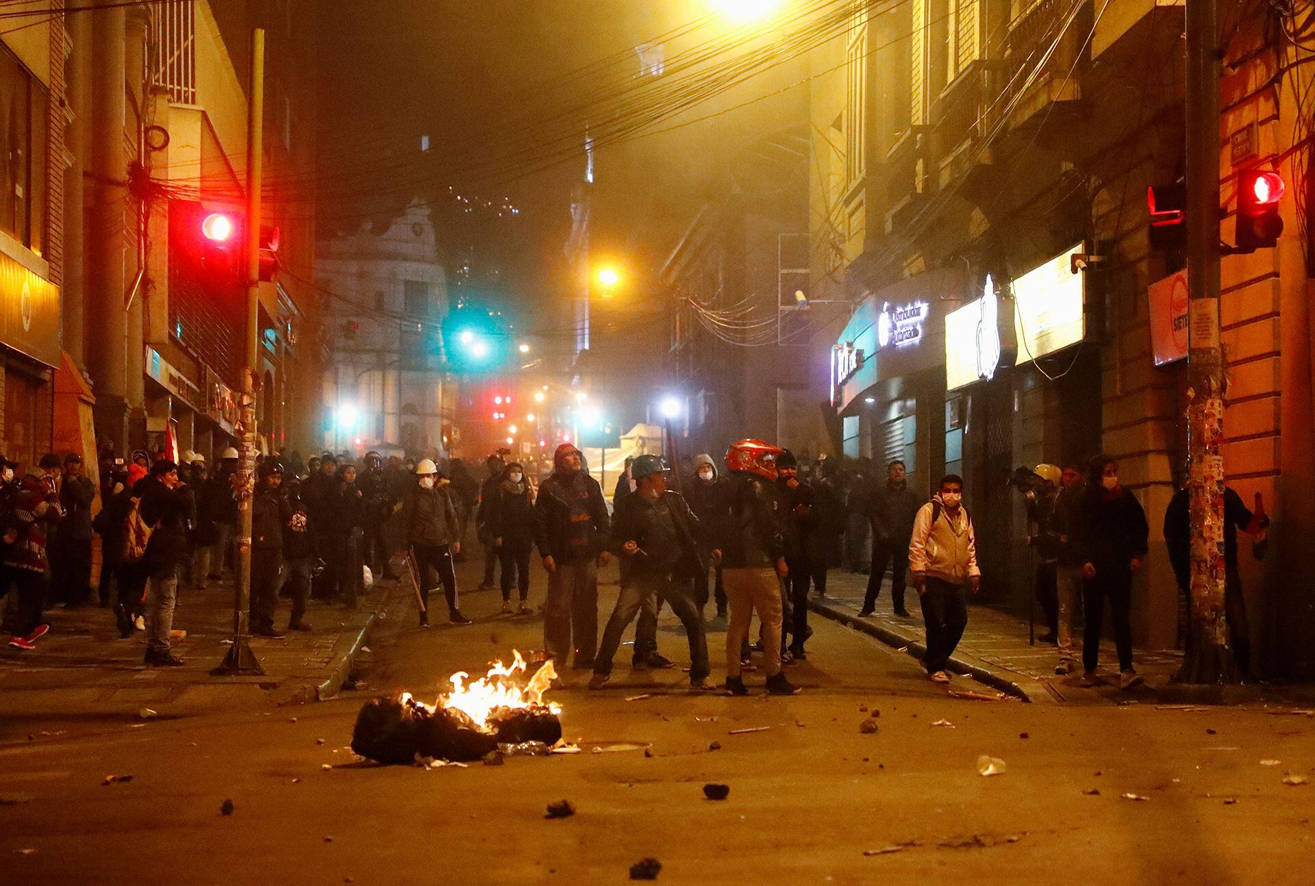 Violentos incidentes se registraron a varias ciudades del país (Reuters)