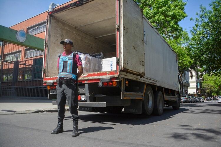 Hacia el mediodía del sábado, las Fuerzas Armadas habían cumplido el 40% del operativo de urnas. (Foto NA)