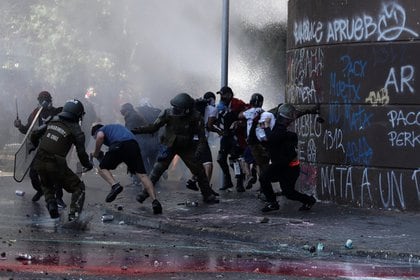 La policía antidisturbios choca con manifestantes durante una protesta contra el gobierno de Chile, en el primer aniversario de las protestas y disturbios que sacudieron la capital en 2019, en Santiago, Chile. REUTERS/Ivan Alvarado