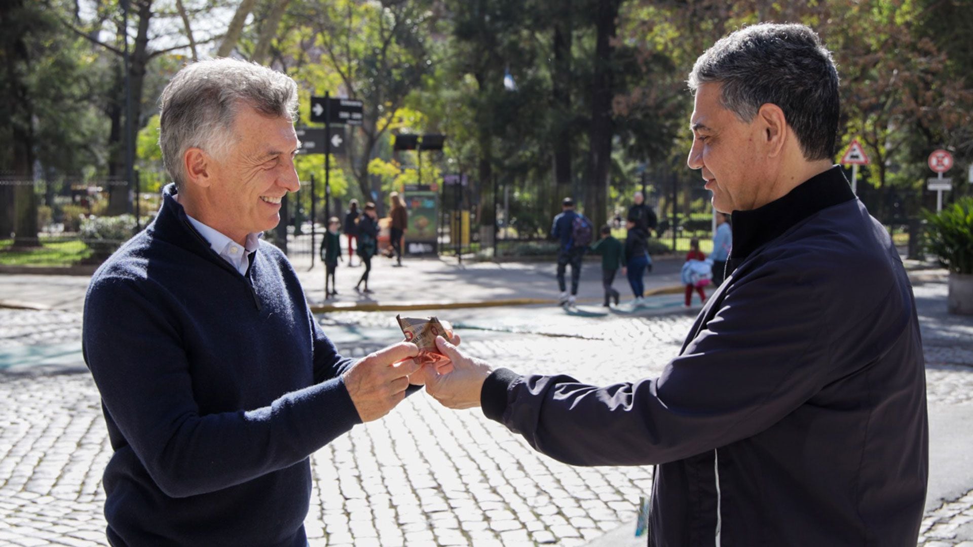 Jorge Macri y Mauricio Macri en una recorrida por la Ciudad, la semana pasada