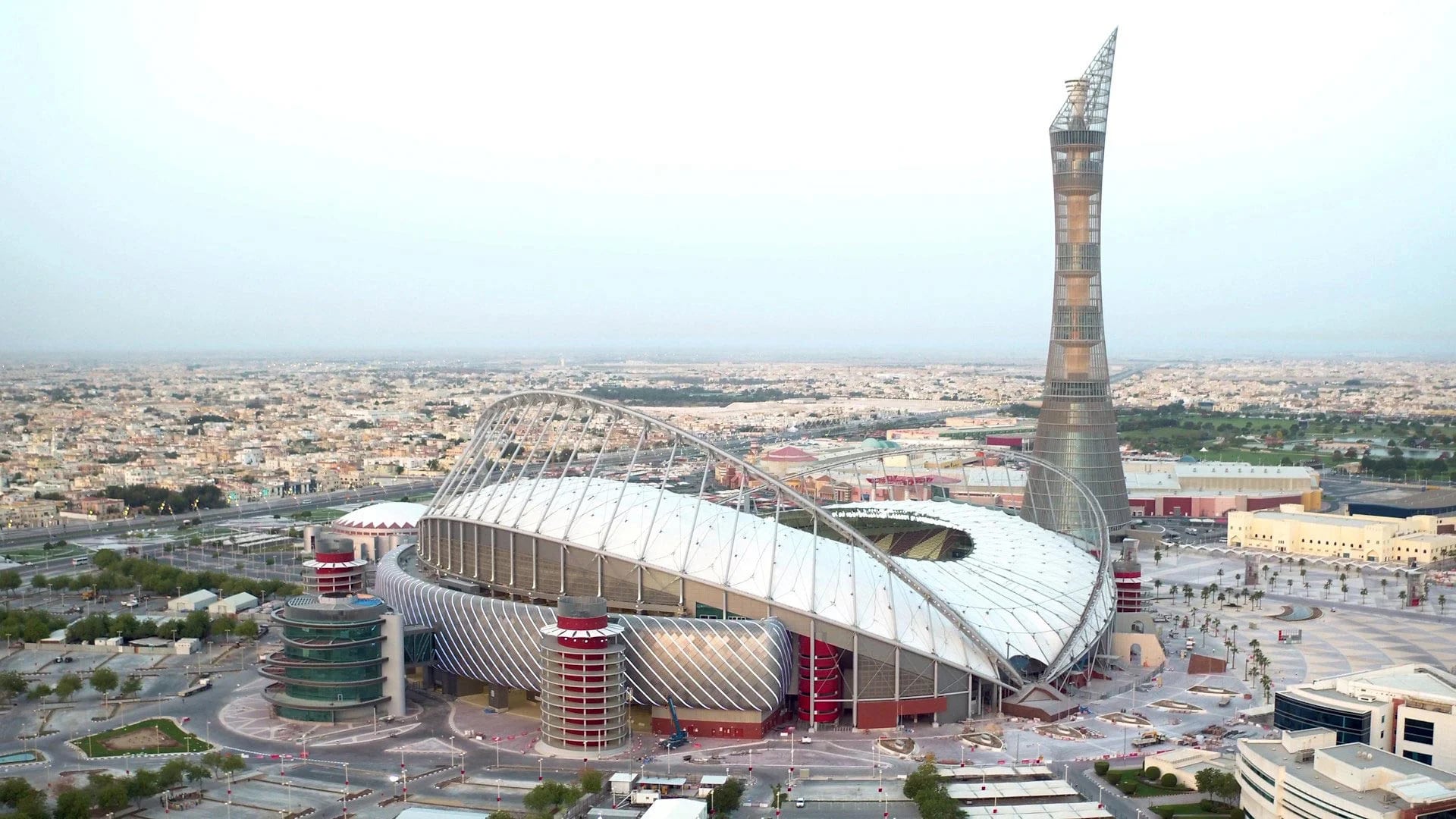Qatar se encuentran construyendo estadios para el mundial de fútbol de 2022. La FIFA ya se comunicó con el país y el comité organizador en medio de la crisis (Reuters)