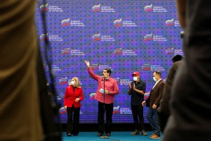 Maduro, su esposa Cilia Flores y el funcionario Jorge Rodríguez, tras anunciar los resultados de la votación (REUTERS/Fausto Torrealba)