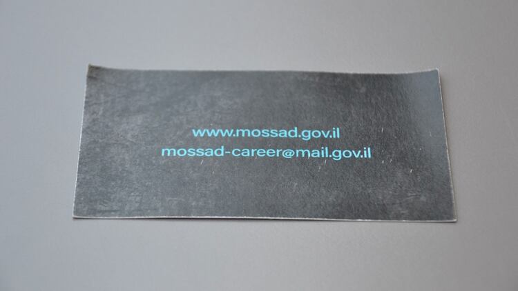 La dirección de correo a la que pueden contactarse quienes desean ingresar en el Mossad, en una tarjeta que estaba disponible en si stand de la exposición Cybertech