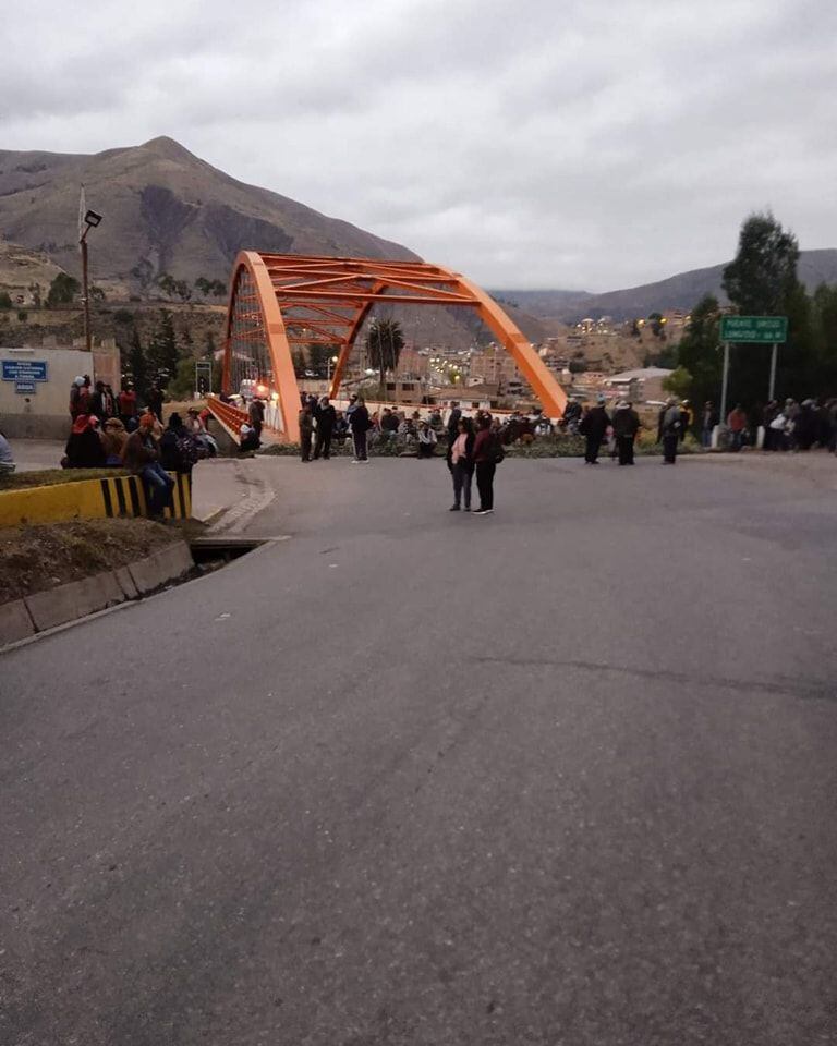 Puente Urcos, en Quispicanchi, bloqueado por manifestantes que se suman al paro de 48 horas.