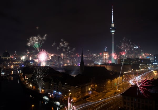 Muchos vecinos en Berlín se unieron a los festejos de Año Nuevo con fuegos artificiales en diversos barrios (REUTERS/Annegret Hilse)