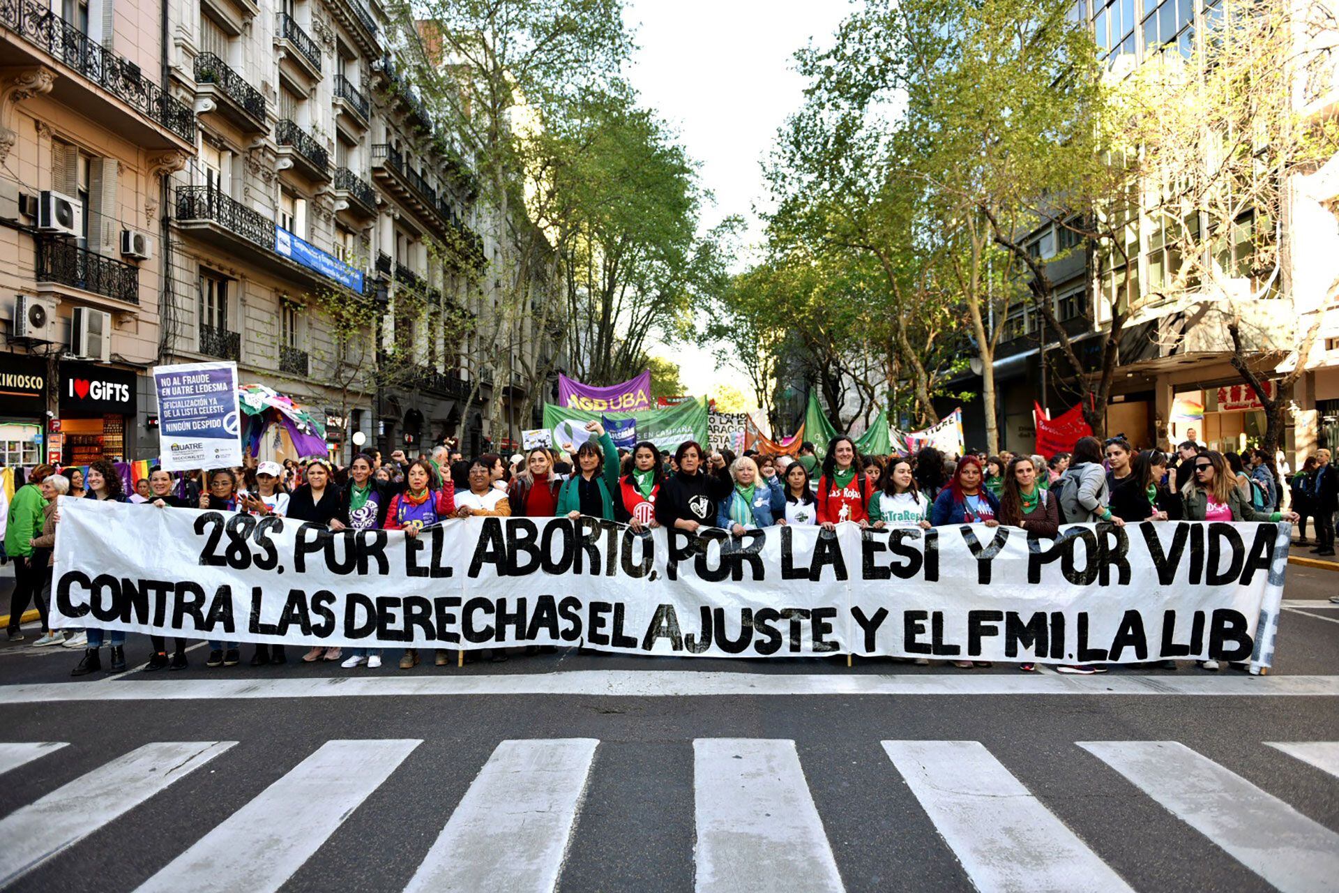 Organizaciones feministas de todo el país marcharon para pedir “por el aborto seguro y gratuito, por la Educación Sexual Integral, por vidas dignas” y para luchar “contra las derechas, el ajuste y el Fondo Monetario Internacional (FMI)”