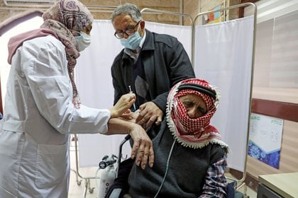 Un palestino recibe la vacunación en Jerusalén Este (Reuters)
