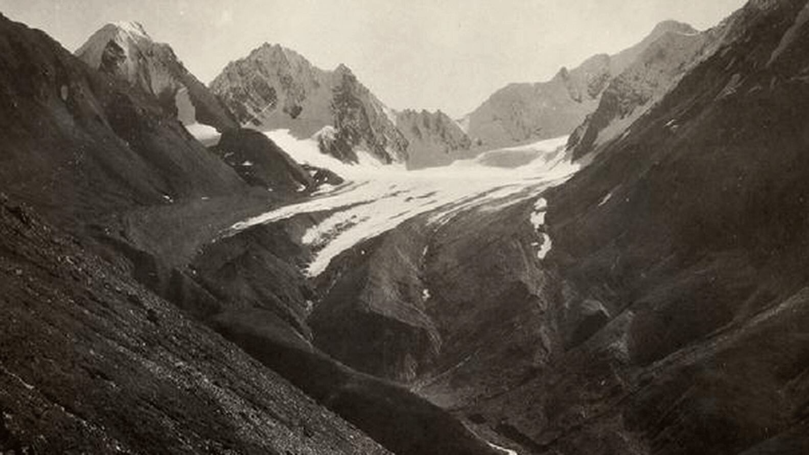 <p>La imagen de junio de 1919 muestra al Glaciar sin nombre, al este del río Teklanika, Parque Nacional y Reserva Denali, Alaska. Pequeñas plantas de tundra son la única vegetación identificable</p><p></p><p></p> usgs.gov 163