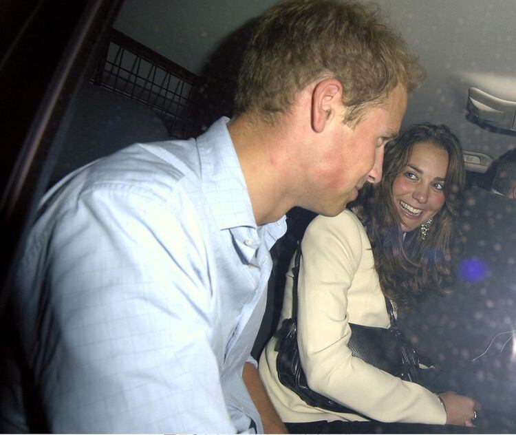 Kate Middleton y el príncipe William estuvieron ocho años de novios, con una breve interrupción, antes de casarse (Shutterstock)