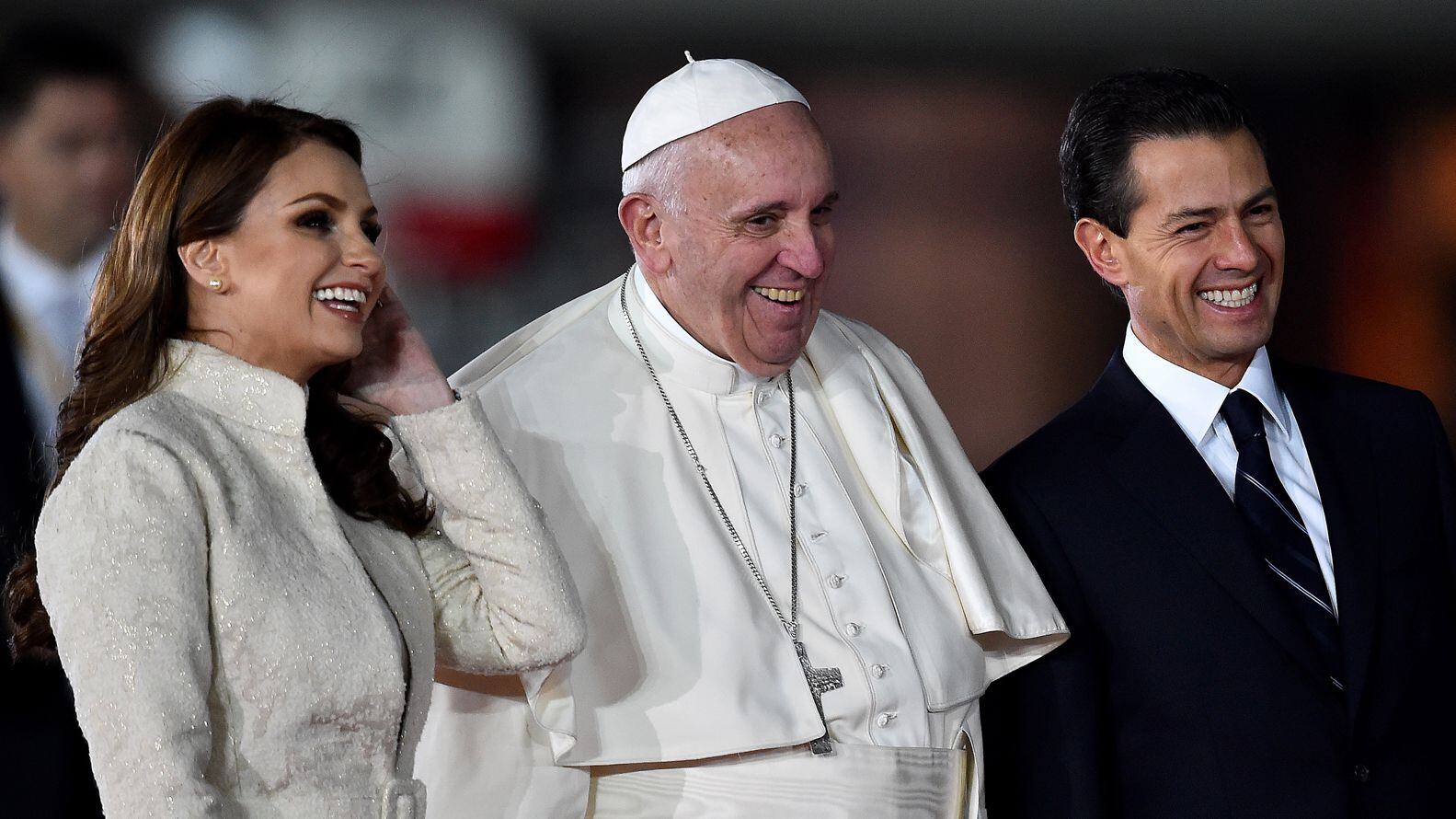 El papa Francisco junto al entonces presidente de México, Enrique Peña Nieto en 2016(Foto: AFP)