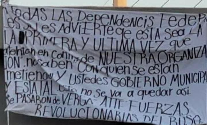 Presuntos criminales colocaron narcomantas amenazando a los tres niveles del gobierno; se las adjudicaron al Ruso, operador del Mayo Zambada en la región (Foto: Twitter/@Jalisciense1c)