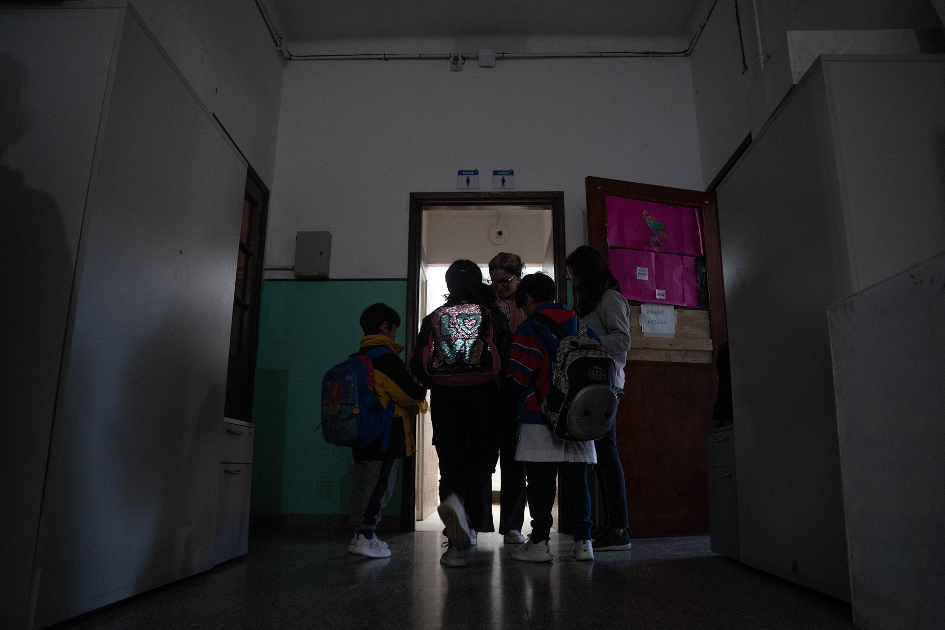Niños muestran sus fotos escolares a la psicopedagoga en el Hogar María Luisa. (Franco Fafasuli)
