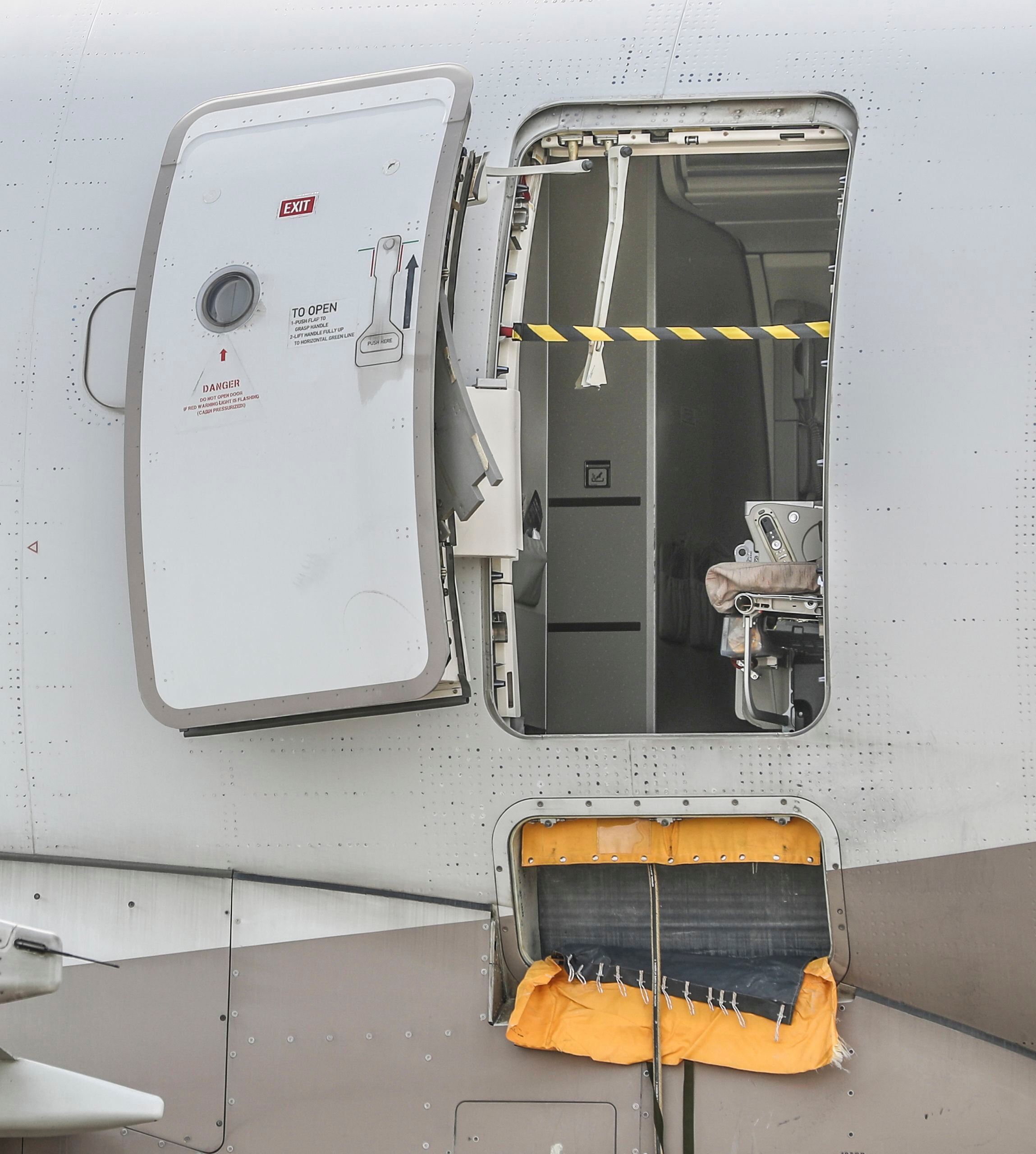 La puerta de emergencia de un avión de Asiana Airlines en el Aeropuerto Internacional de Daegu, el viernes 26 de mayo de 2023, en Daegu, Corea del Sur. (Yun Kwan-shick/Yonhap via AP)