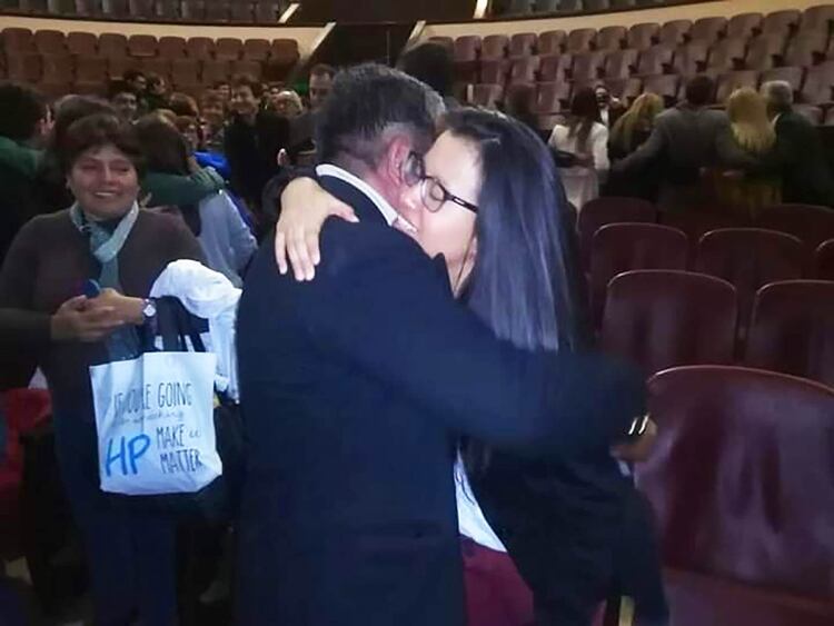 El abrazo con su padre en la entrega de diplomas de 2018