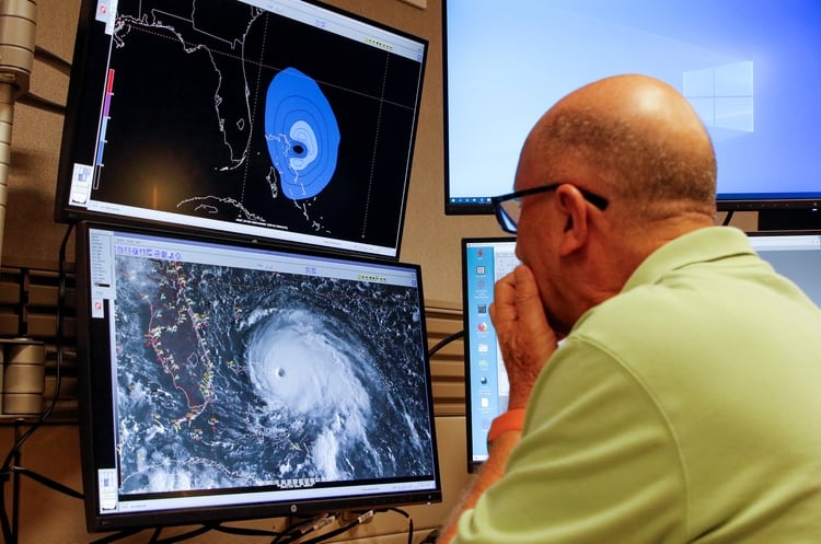 Lixion Avila, especialista en huracanes, prepara un pronóstico en el Centro Nacional de Huracanes antes de la llegada del huracán Dorian a Miami, EEUU, el 1 de septiembre de 2019. (REUTERS/Joe Skipper)