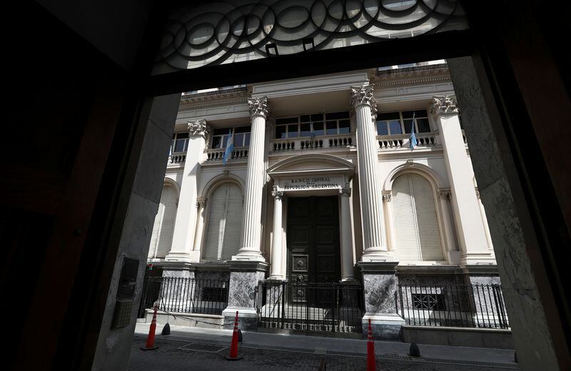 Foto de archivo - Fachada del banco central de Argentina en el distrito financiero de Buenos Aires. Sep 24, 2020. REUTERS/Agustin Marcarian