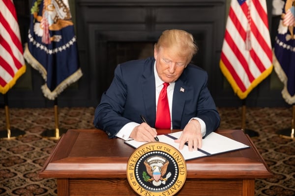 Trump firmó el decreto que restablece las sanciones contra Irán (Official White House Photo by Shealah Craighead)