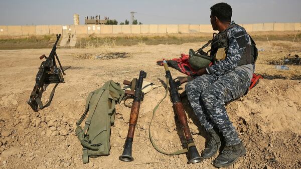 Un soldado iraquí observa posiciones kurdas en Kirkuk (AFP)