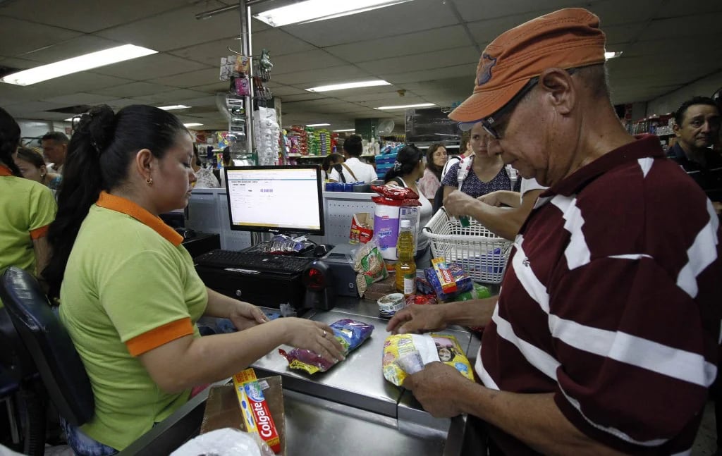 Venezolanos realizan compras en un supermercado de Cúcuta (EFE)