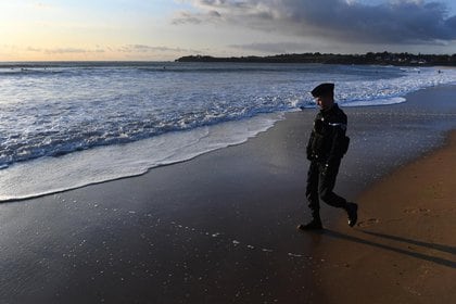 White tide on the beaches of France / AFP