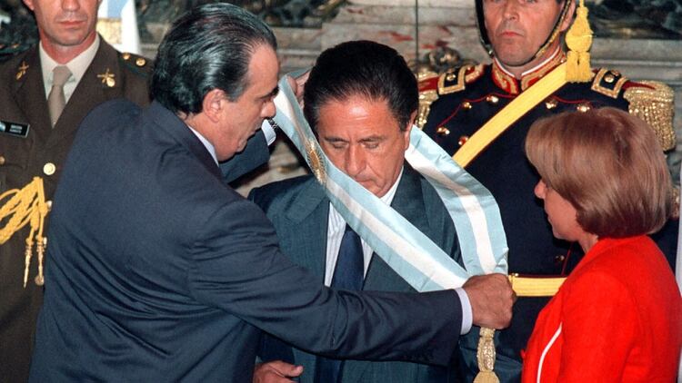 El 1° de enero de 2002, la Asamblea Legislativa designó a Eduardo Duhalde como presidente provisional para completar el período trunco de Fernando De la Rúa (NA)