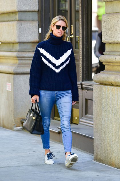 Nicky Hilton dio un paseo por las calles de Soho, en Nueva York. Lució un look casual: sweater, jean y zapatillas y llevó una cartera Hermes y lentes de sol
