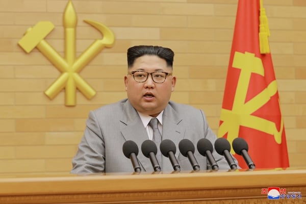 El dictador de Corea del Norte Kim Jong-un durante el discurso de Año Nuevo en el que amenazó con usar las armas nucleares (KCNA via REUTERS)