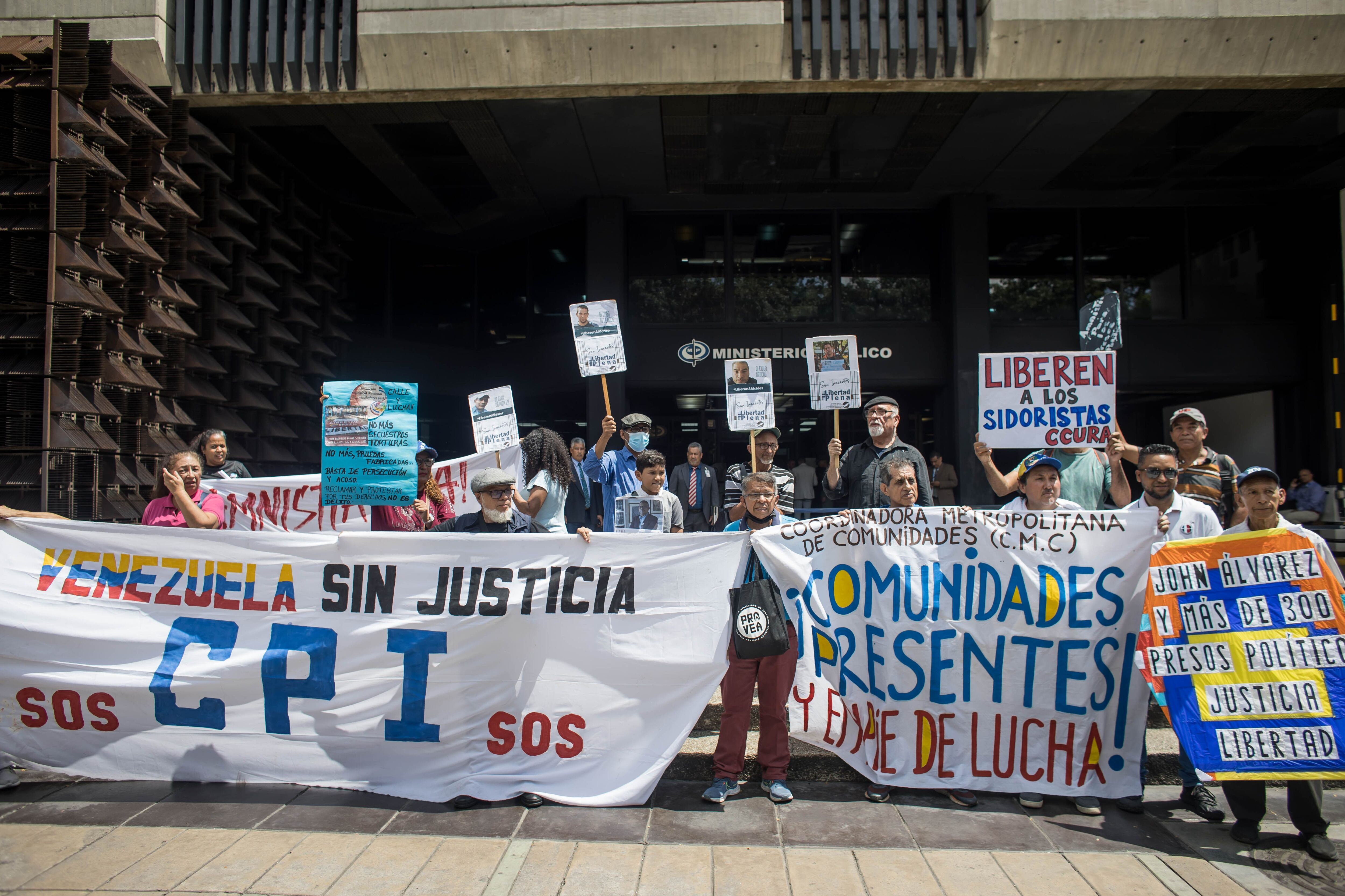 Activistas se manifiestan en favor de un estudiante detenido frente a la sede de la Fiscalía en Caracas (EFE/ Miguel Gutiérrez)
