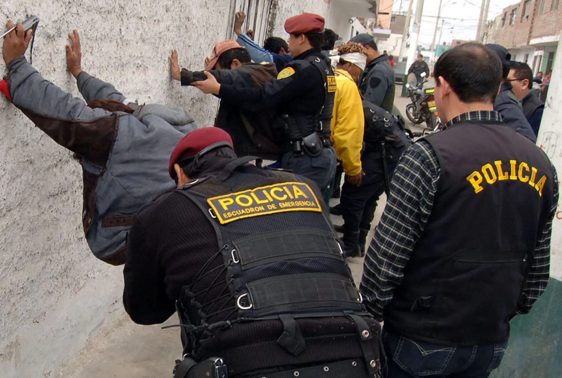 Secondo l’Istituto di Studi Peruviani (IEP), l’80% dei peruviani si sente insicuro a causa della criminalità.  (Agenzia andina)