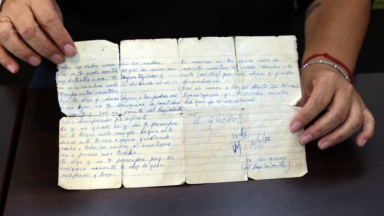 La Ãºnica carta que Mabel Godoy recibiÃ³ de VÃ­ctor RodrÃ­guez, desde La Plata, antes de partir hacia las Islas. Foto: Giovanni Sacchetto/DEF.