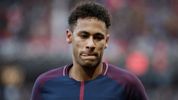 Henry le aconsejó a Neymar que cambie de deporte para salir bajo la sombra de Messi (REUTERS)