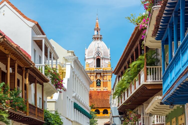 Por su arquitectura, colores y la energía que encierra la ciudad amurallada y sus barrios cercano, Cartagena es la ciudad preferida por los visitantes de Colombia y el mundo para celebrar Navidad y Año Nuevo (Shutterstock)