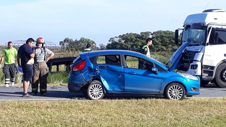 Un Ford Fiesta resultó dañado en uno de sus costados traseros (Ministerio de seguridad Provincia)