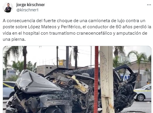 La lujosa camioneta negra en la que viajaba "El Güero" tras el impactante choque con dos postes en la avenida López Mateos (@kirschner1)