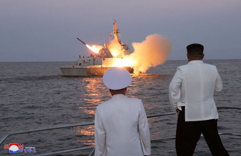 El dictador norcoreano Kim Jong-un supervisa una prueba de misiles de crucero estratégicos a bordo de un buque de guerra de la Armada (KCNA vía REUTERS)